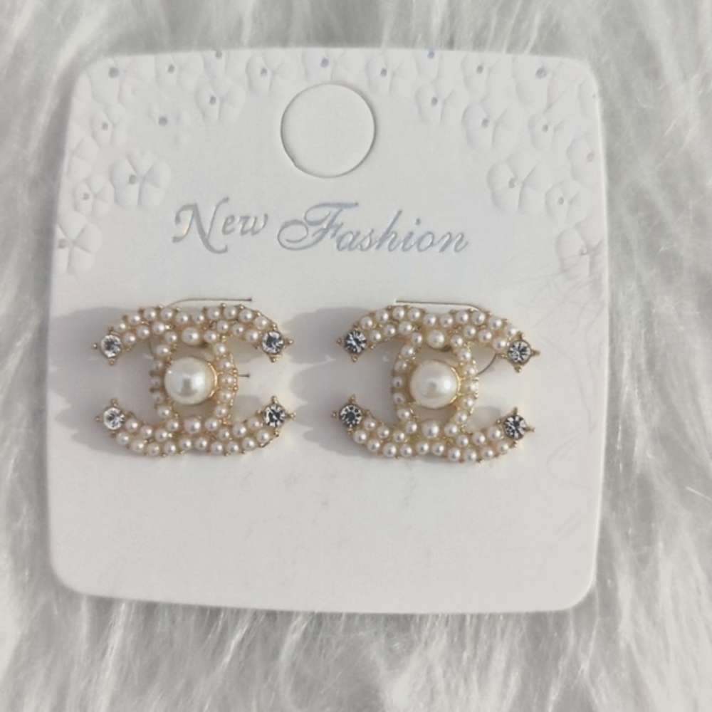 Gorgeous Fashion Gold Stud Earrings Add a touch of sparkle to your outfit 🩷